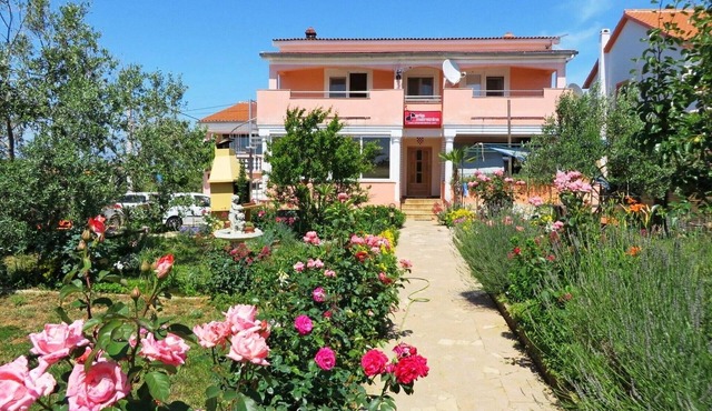Apartments Šime, (15556), Vrsi, hr