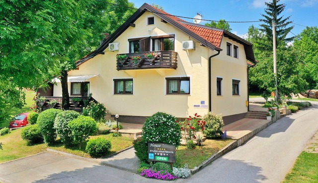 Apartments and rooms Dragica, (16216), Selište Drežnicko, hr