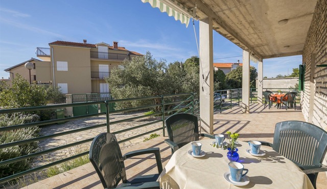 Apartments Albina (10631-A2) - Brodarica
