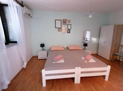 Apartments and rooms Sanja