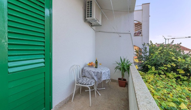 Apartments and Room Nevenka (37001-A1) - Makarska