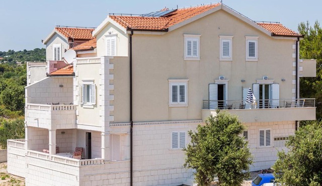Apartments and rooms with parking space Rogoznica - 10339