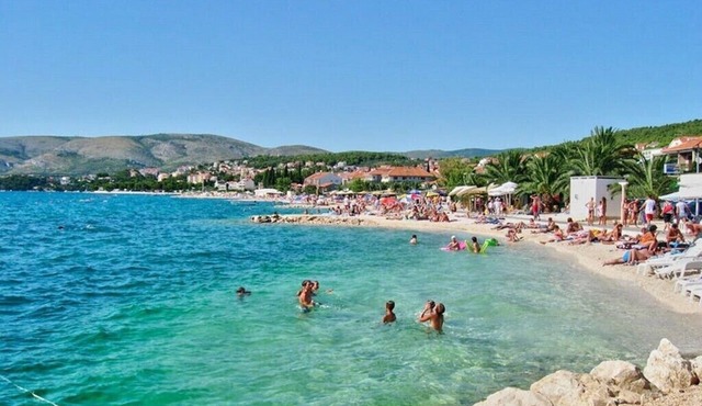 Apartments Anto, (14422), Okrug Gornji, Croatia