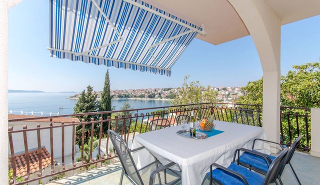Apartments Bee Maja (30881-A1) - Okrug Gornji (Ciovo)