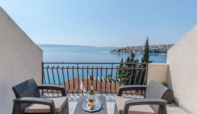 Apartments Bee Maja (30881-A3) - Okrug Gornji (Ciovo)