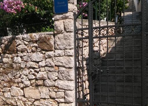 Apartments by the sea Milna, Brac - 735