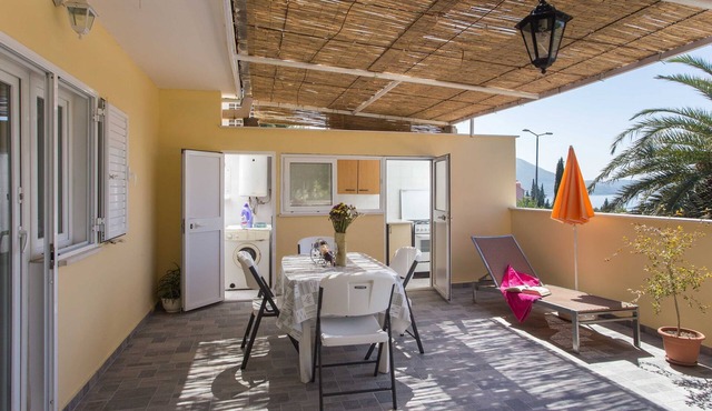 Apartments Djurkovic - Two-Bedroom Apartment with Shared Terrace and Sea View