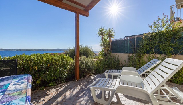 Apartments Ena (33981-A2) - Zavala - island Hvar