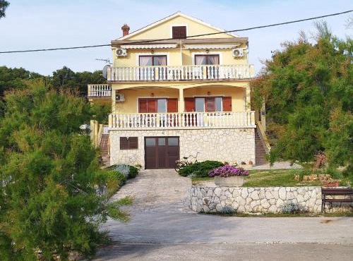 Apartments Grbac Veli Rat-Seaside