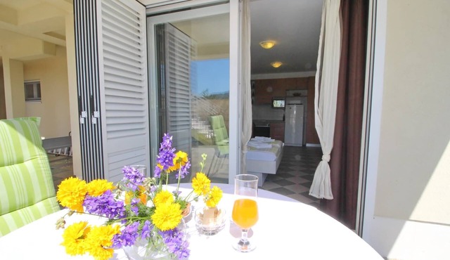 Apartments Gusti - Studio Apartment with Terrace and Sea View