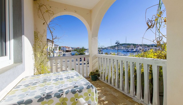 Apartments Ivanka (10731-A1) - Jezera - island Murter