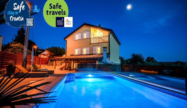 apartments Juros Sveti Vid 2 with pool
