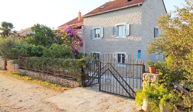 Apartments Jakov, (12252), Mirca, hr