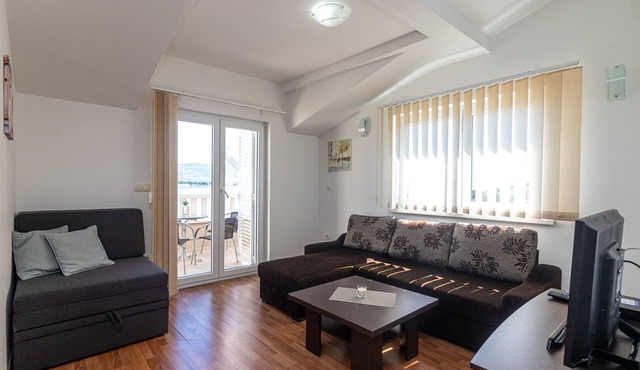 Apartments Janja (30131-A1) - Arbanija (Ciovo)
