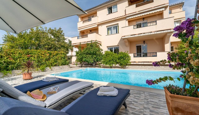 APARTMENTS JURIĆ WITH SWIMMING POOL, 15 MIN. TO THE CENTER, 5 MIN. TO THE BEACH