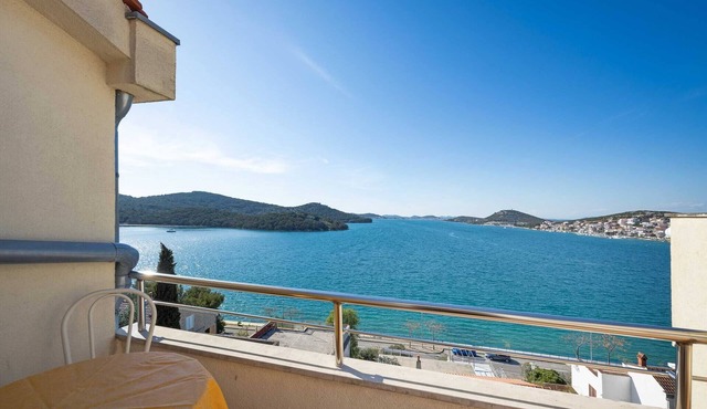 Apartments Kaina Tisno - sea view (yellow)