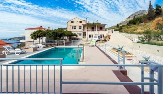 Apartments Klis - Three-Bedroom Apartment with Terrace