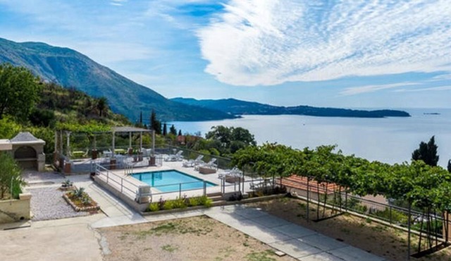 Apartments Klis -Two-Bedroom Apartment with Terrace