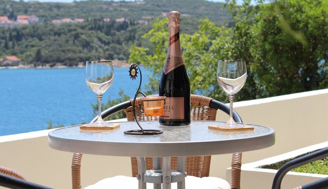 Apartments Lozica - Comfort Studio Apartment with Terrace and Sea View