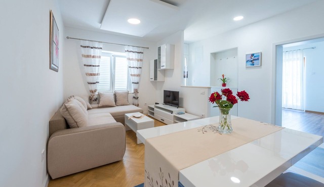 Apartments Lucija - Two Bedroom Apartment with Balcony and Sea View