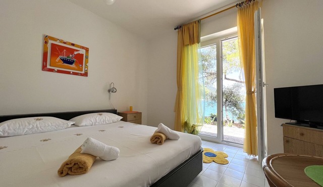 Apartments More & Ja - One Bedroom Apartment with Terrace and Sea View (1. istok)