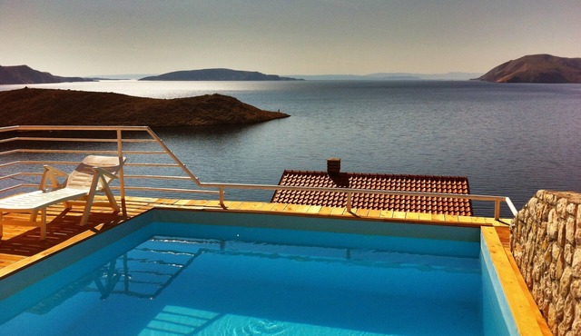 Apartments of 100sqm, with pool, unobstructed sea view, about 250m to the sea