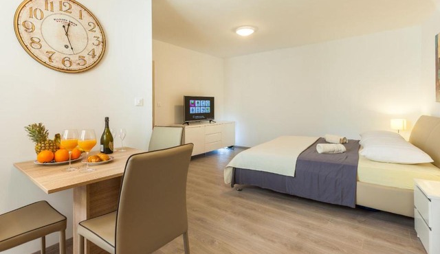 Apartments & Room Rollex