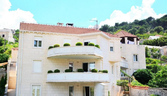 Apartments Tonka, (14491), Pucišca, hr