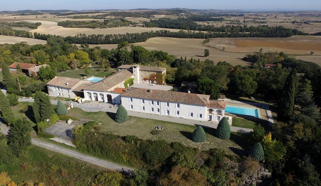 Apartments with 3 bedrooms for 6 to 8 people, swimming pool, tennis, park .