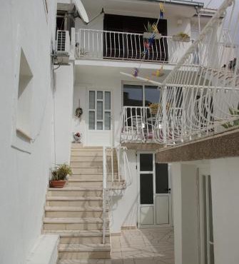 Apartments with parking space Makarska - 12063