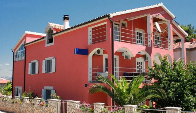 Apartments with parking space Murter - 5084
