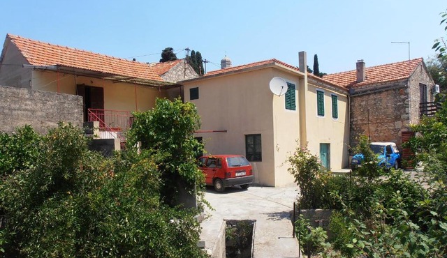 Apartments with parking space Vrisnik, Hvar - 4051