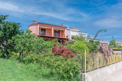 Apartments with parking space Pula - 16053