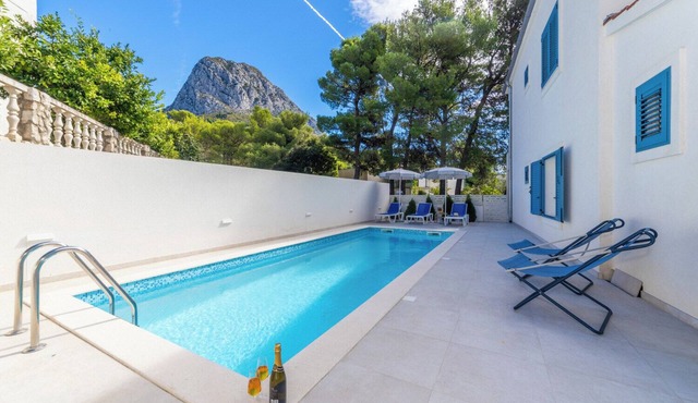 Apartments with pool on the Makarska Riviera near the sea