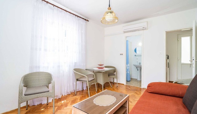 Apartments Zarac - One Bedroom Apartment with Balcony and Sea View (Milanka)