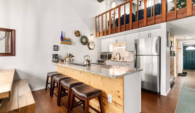 Apex Loft: Mountain Views, Hot Tub, and Free Bus Access Right Outside!