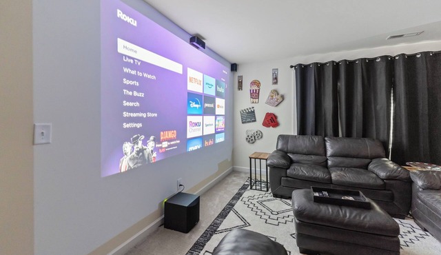 Apex Luxury 4BR Near Lake - Movie Room & Sleeps 14
