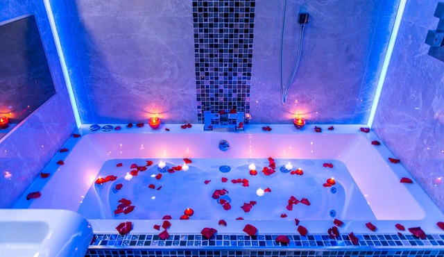 Aphrodite Suites - The Love Nest JET SPA Suite