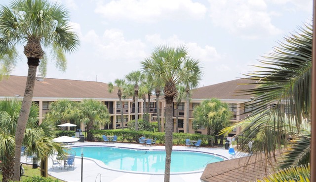 Apm Inn and Suite