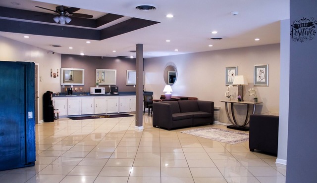 Apm Inn & Suites