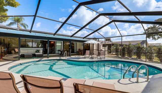 Apollo Beach Oasis: Lanai + Heated Pool!