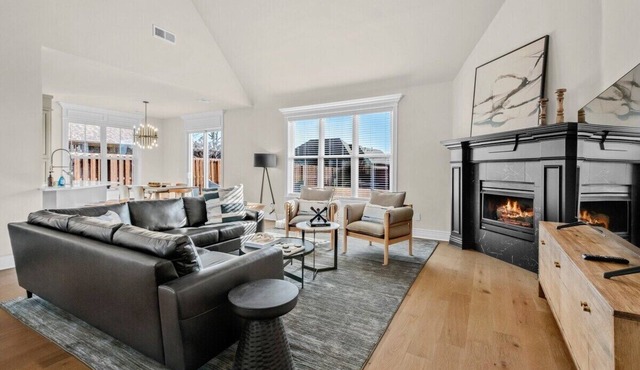 Apollo House-Amazing Location in Rogers-Sleeps 11