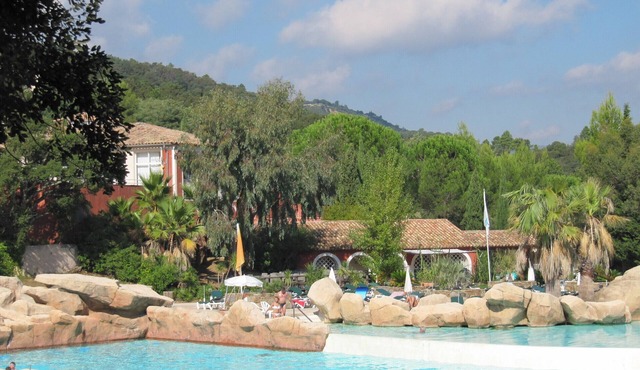 APP 3 rooms, private residence 25hect, 4 pers, private garden, sea view,