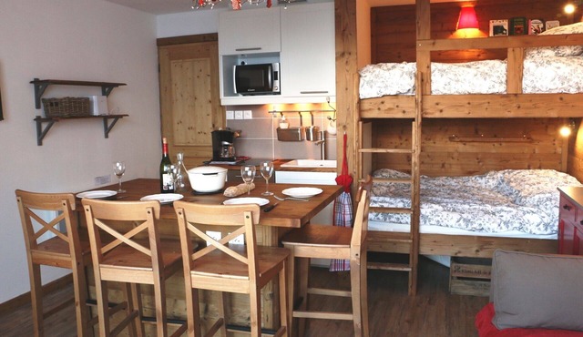 App. 4 pers. Charming. View slopes. Ski-to-door departure. Holiday vouchers OK
