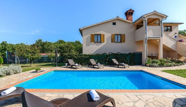 App Sadina with Private Pool and Garden