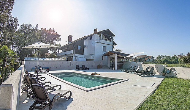 APP4 Romantic villa with pool - 5 min from the beach!