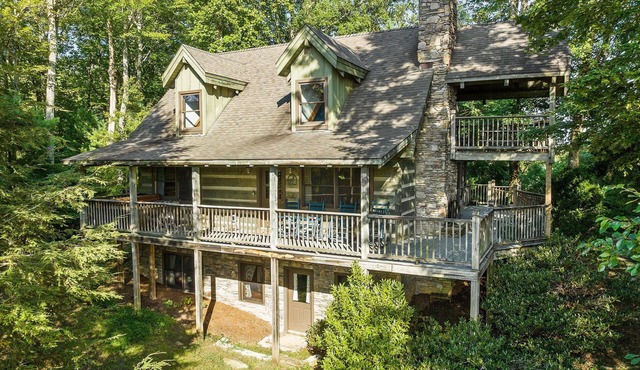 Appalachian log cabin in Leatherwood Mountains with 2 bdrms + loft, Views