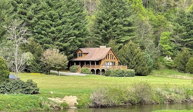 Appalachian Mist - Riverfront, Hot Tub, Wood Fireplace, Small Dog Friendly, Fire Pit, Foosball