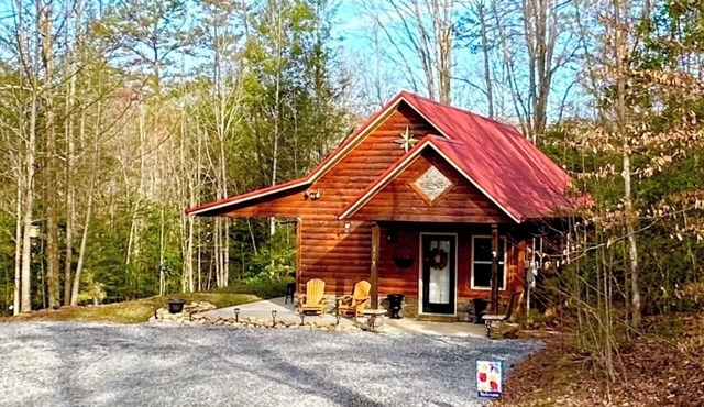 Appalachian Mountain Cabin-Modern-Cozy-Secluded-Fire Pit-Wifi-Pets Welcome