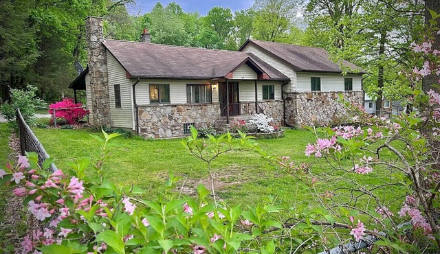 Appalachian Mountain Inn Ski Retreat near Ohiopyle